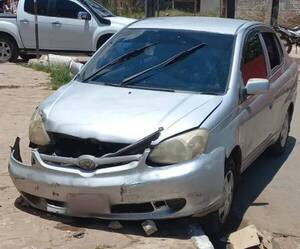 Robó un auto, pero chocó a transeúnte y quedó apresado