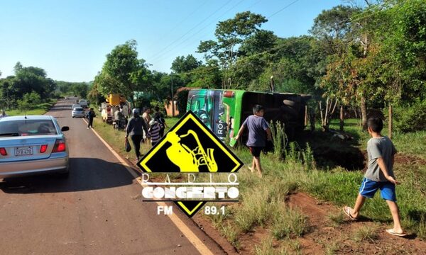 Bus vuelca en Franco