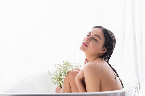 ¿Sabías que bañarte con agua fría es beneficioso para la piel?