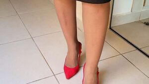 Zapatos rojos en el Palacio de Justicia por Sabryna Breuer