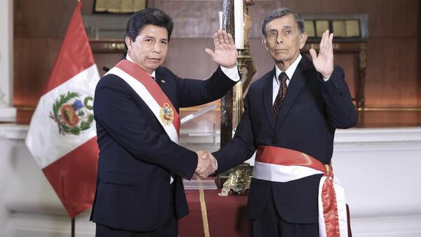 El presidente Castillo tomó juramento al nuevo ministro de Defensa de Perú - .::Agencia IP::.