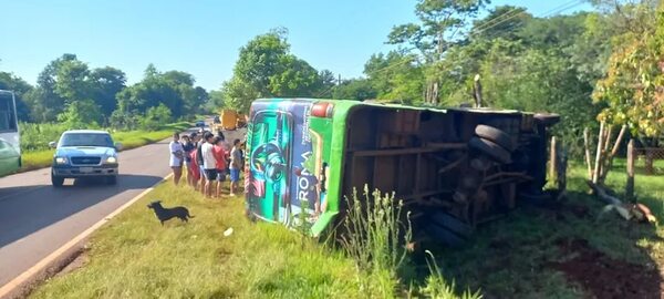 Colectivero se habría distraído con su celular y terminó volcando - ABC en el Este - ABC Color