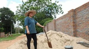 La historia de la mujer albañil: soportó críticas, terminó el curso y refacciona su casa