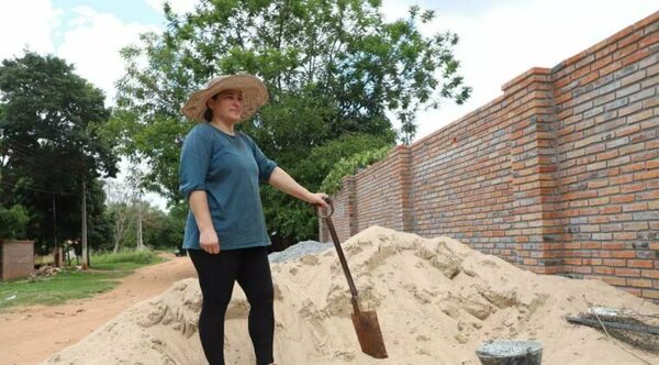 La historia de la mujer albañil: soportó críticas, terminó el curso y refacciona su casa