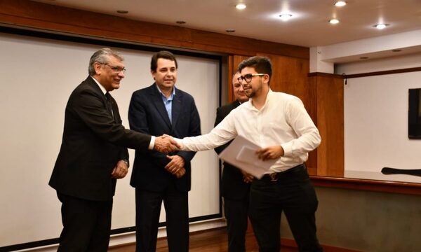 Otorgan reconocimiento a jóvenes investigadores de la UNE