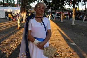 Mujer se viste como la Virgen de Caacupé para pagar promesa - Nacionales - ABC Color
