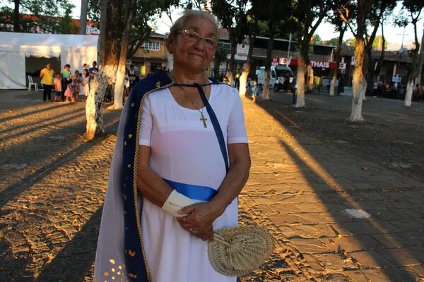 Mujer se viste como la Virgen de Caacupé para pagar promesa - Nacionales - ABC Color