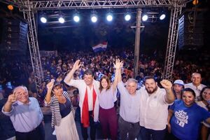Efraín Alegre y Sole Núñez muestran su fuerza en Asunción - El Trueno