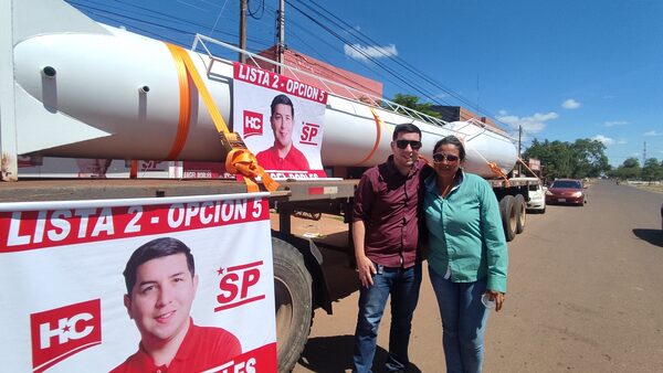 Precandidato a concejal departamental dona tanque de agua