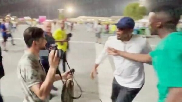 Samuel Eto'o golpea a un youtuber argelino y pide disculpas después