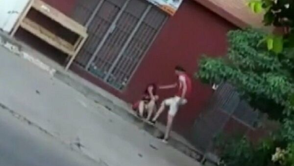 Video capta brutal golpiza a una mujer en Fernando de la Mora