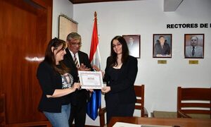 Egresada de la UNE recibe reconocimiento de la Cámara de Diputados