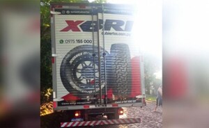 Piratas del asfalto roban carga de neumáticos