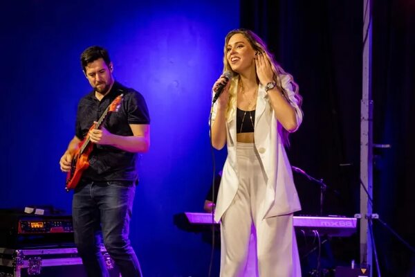 Yeissi Conterno despliega sus alas con su magia pop - Música - ABC Color