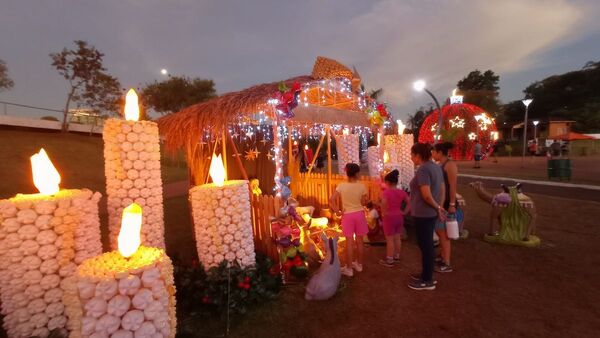 Toneladas de plásticos se convierten en adornos navideños en Ciudad del Este        