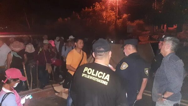 Reportan un herido tras tensión por extenso cierre de ruta Py08 - Nacionales - ABC Color