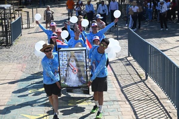 En bici, con muletas o trajes, creyentes llegaron a Caacupé - Nacionales - ABC Color