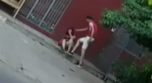 Mujer es brutalmente golpeada en plena calle - Noticiero Paraguay