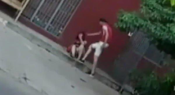 Mujer es brutalmente golpeada en plena calle - Noticiero Paraguay