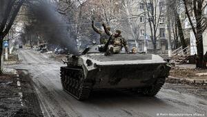 Mueren 16 personas al chocar un camión militar con un autobús en Donetsk