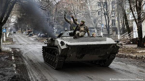 Mueren 16 personas al chocar un camión militar con un autobús en Donetsk