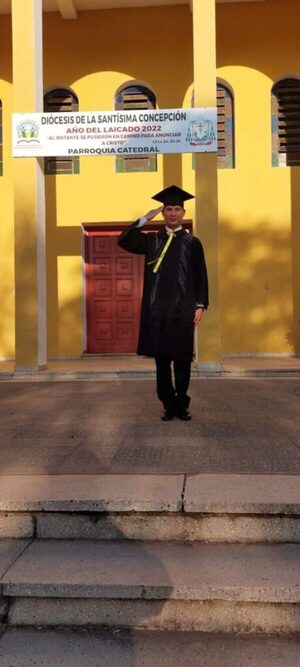 Policía se gradua como odontólogo en Concepción