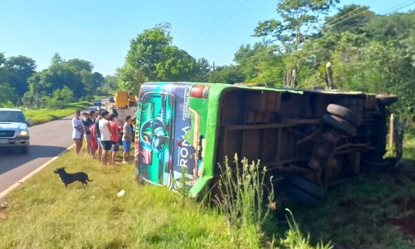 Vetusto ómnibus del transporte público vuelca y deja heridos leves en Franco – Diario TNPRESS