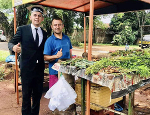 Laborioso joven se recibe de ingeniero agrónomo vendiendo remedios yuyos | DIARIO PRIMERA PLANA