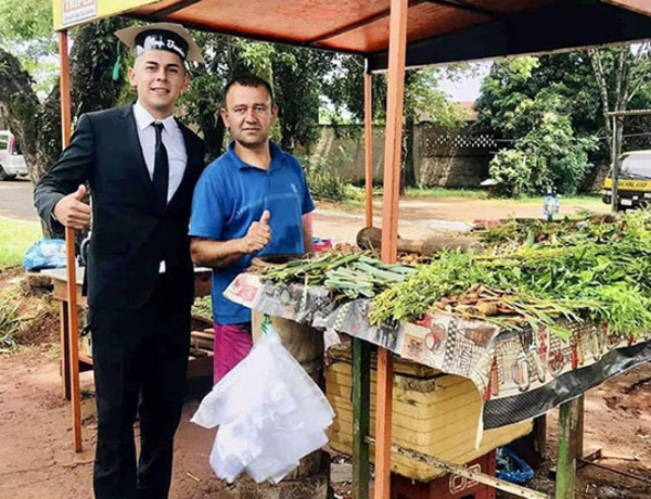 Laborioso joven se recibe de ingeniero agrónomo vendiendo remedios yuyos | DIARIO PRIMERA PLANA