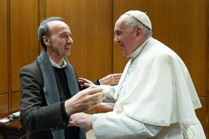Papa Francisco y R.Benigni en un encuentro cargado de alegría y abrazos   - Mundo - ABC Color