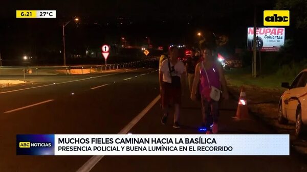 Muchos fieles caminan hacia la Basílica - ABC Noticias - ABC Color