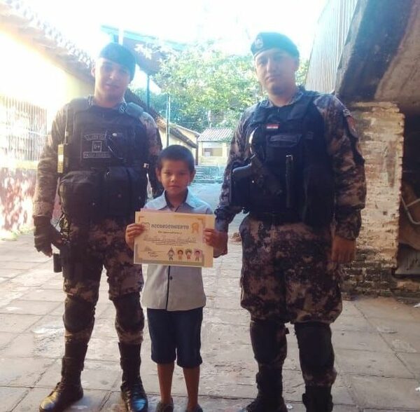 Agentes Lince entregaron libreta a estudiantes y le cumplieron el sueño a Jonhatan