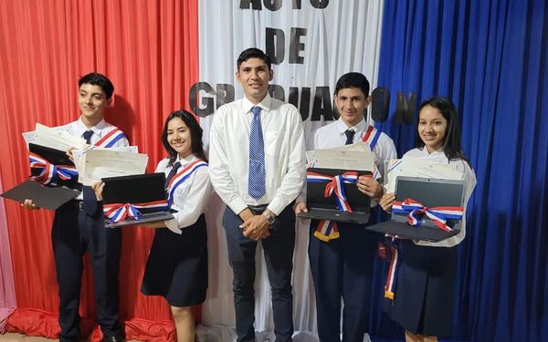 Intendente entregó computadoras portátiles a mejores egresados