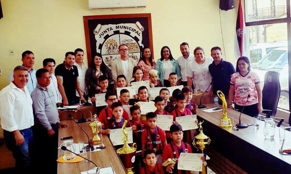 Homenajean a plantel campeón en Minga Guazú