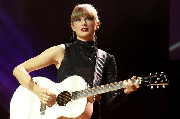 Guitarra firmada de Taylor Swift es subastada y el dinero irá a veteranos de guerra