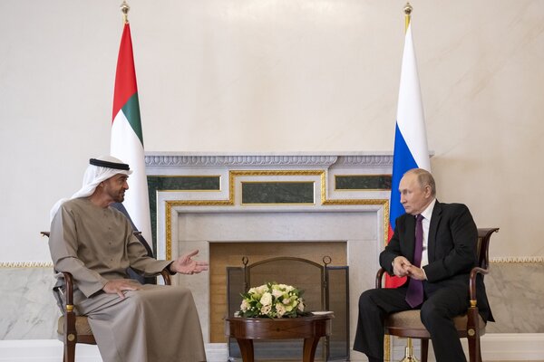 Vladímir Putin trata el tope del petróleo ruso con el presidente de Emiratos Árabes, Mohamed bin Zayed - Revista PLUS