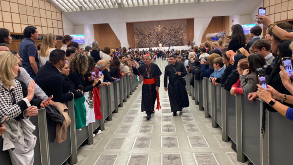 Papa Francisco recibe a Adalberto Martínez y le pide chipa