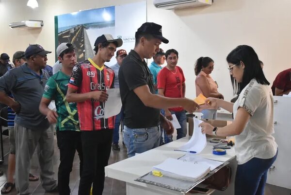 Pescadores comerciales reciben subsidio por veda a través de Yacyretá - Economía - ABC Color