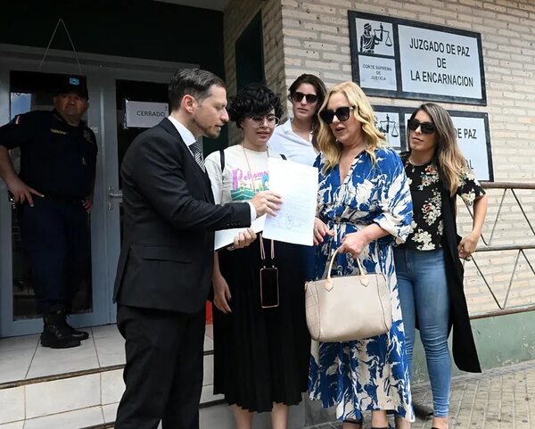 Juez otorga “orden de protección y auxilio” a favor de Menchi Barriocanal, tras hostigamiento digital - Nacionales - ABC Color
