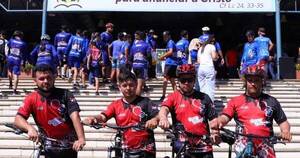 La Nación / Ciclistas llevan 10 años peregrinando a Caacupé en homenaje a un amigo