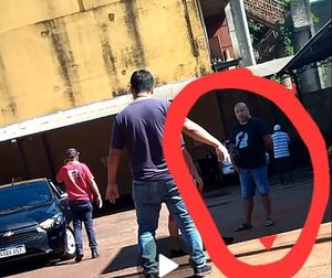 Requirió lo que le deben con disparos al aire