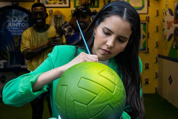 La artista paraguaya Lili Cantero homenajea a Pelé - C9N