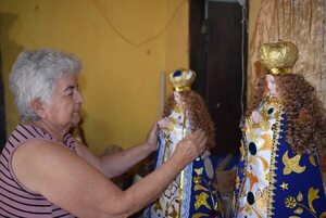 Artesana aregüeña, principal proveedora de la imagen de la Virgen de los milagros para vendedores de Caacupé - Nacionales - ABC Color