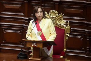Dina Boluarte juró como nueva presidenta del Perú e hizo un llamado al diálogo