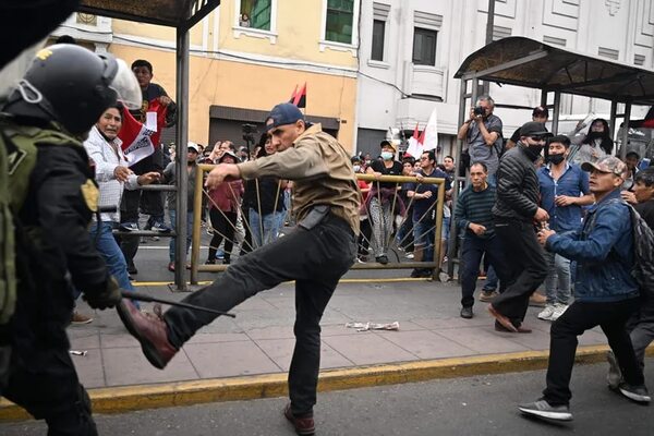 Simpatizantes y opositores de Castillo se enfrentan ante su centro de arresto - Mundo - ABC Color
