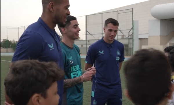 El noble gesto de Miguel Almirón con chicos de una academia de fútbol en Arabia