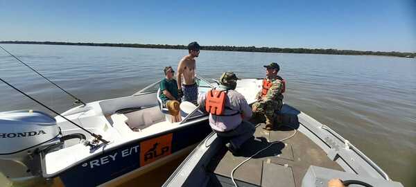 Veda pesquera: argentinos fueron sorprendidos pescando en lado paraguayo - trece