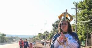 La Nación / Caacupé: joven se vistió como la virgen y peregrinó para agradecer por la salud de su familia