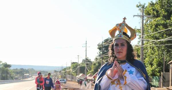 La Nación / Caacupé: joven se vistió como la virgen y peregrinó para agradecer por la salud de su familia