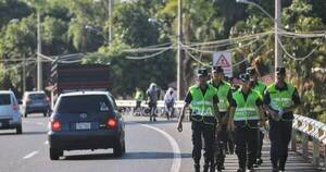 La Nación / Cadetes, oficiales y suboficiales de la Policía brindan seguridad a peregrinantes en Caacupé